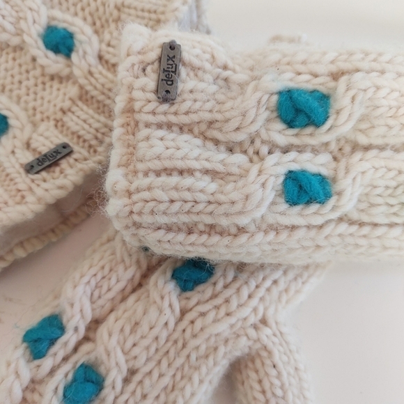 KNITWITS Originals by deLUX | Handmade Winter Pomp Hat Toque + Matching Mittens - Picture 2 of 12